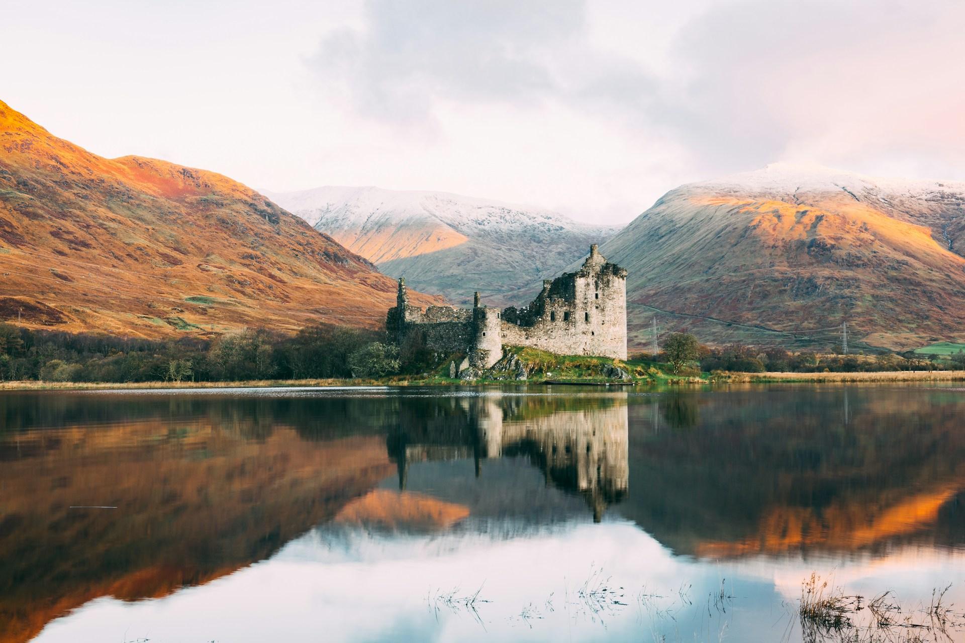 10 Great Scottish Castles background